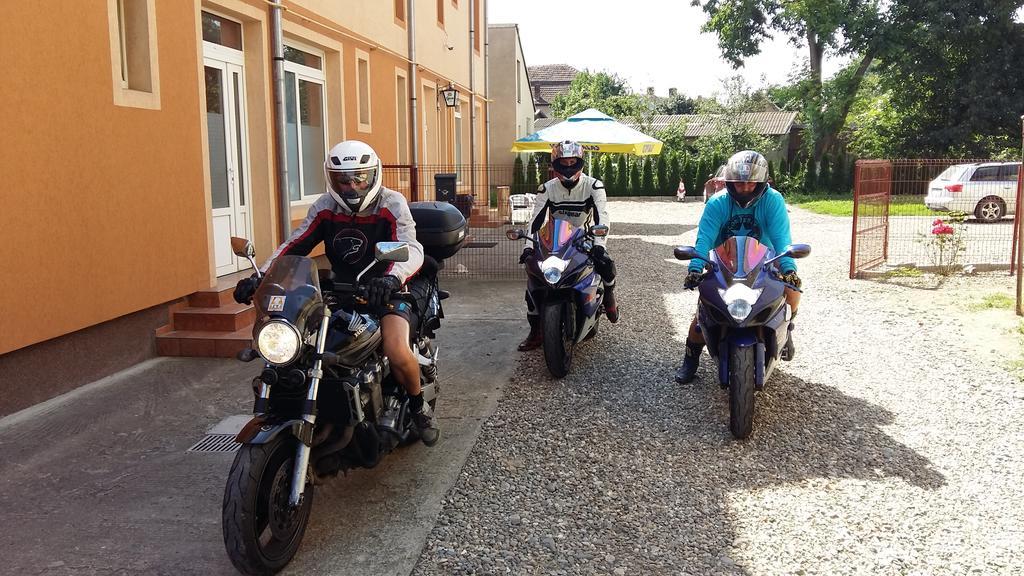 Pensiunea Claudiu Caransebes Luaran gambar