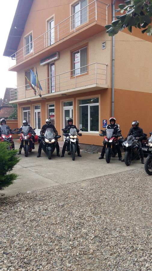 Pensiunea Claudiu Caransebes Luaran gambar